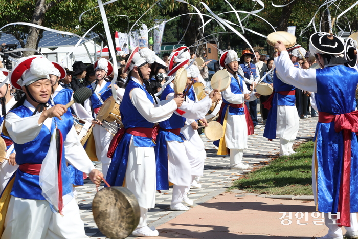 안성 남사당 바우덕이 풍물단이 ‘2024 안성남사당 바우덕이 축제’의 개장을 축하는 공연을 펼치고 있다. 2024.10.3 /안성시 제공