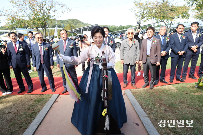 축제위원장인 김보라 안성시장이 ‘2024 안성 남사당 바우덕이 축제’의 개장을 알리는 징을 치고 있다. 2024.10.3 /안성시 제공