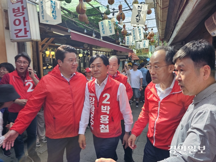 국민의힘 추경호 원내대표가 5일 강화군 교동면 대룡시장에서 상인과 방문객들을 만나 박용철 후보 지지를 호소했다. 2024.10.05 /박용철 후보사무실 제공