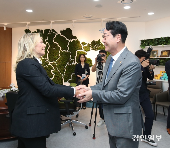 정명근 화성시장이 마리 막스 파라마운트 부문장과 손을 잡고 화성국제테마파크 조성에 공동노력하자고 다짐하고 있다. 2024.10.10 /화성시 제공