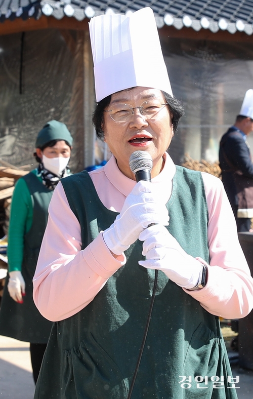 김경희 시장이 “젊은 세대, 특히 자라나는 세대에겐 체험 학습의 장으로 유익할 것이고, 어른들에게는 향수를 달래는 축제로 가족과 함께, 연인과 함께, 친구와 함께 오시면 즐거움이 배가 될 것이다. 많이 오셔서 늦가을 이천의 정취를 맘껏 누려보시기 바란다”며 이천쌀문화축제 초대 인사말을 하고 있다. 2024.10.8 /이천시 제공