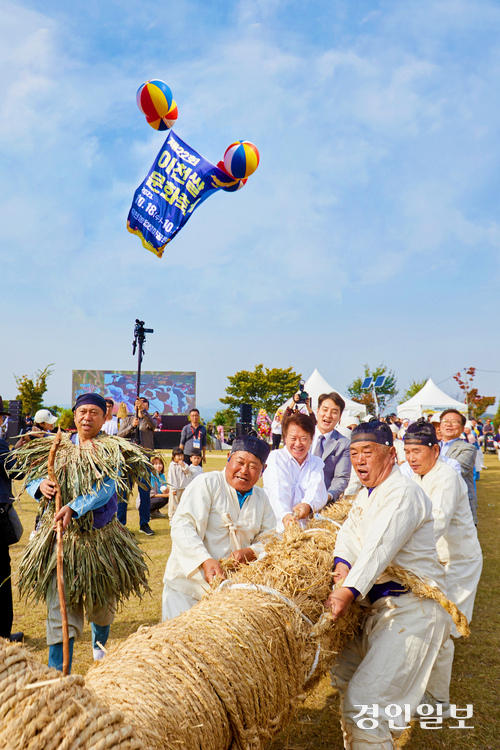 지난해 열린 쌀축제에서 용싸움놀이 재현. 2024.10.8 /이천시 제공