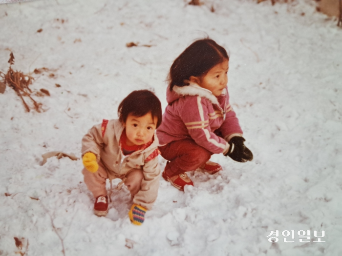 어린시절 언니와 최정화(왼쪽) /최정화 제공