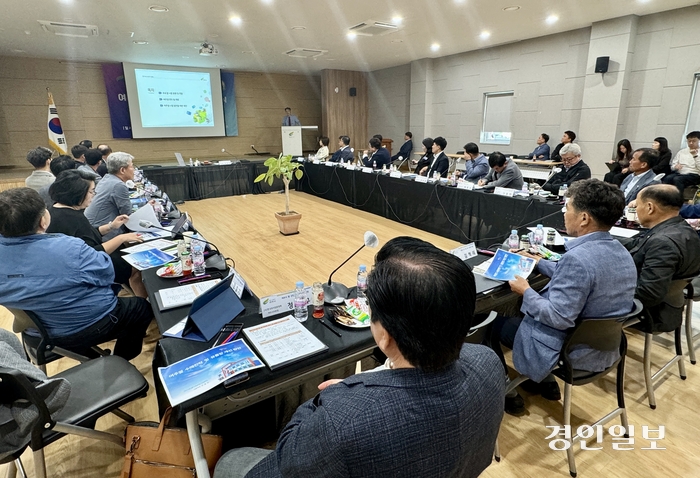 여주시는 지난 10일 농업기술센터 친환경교육관에서 ‘여주시 쌀산업특구위원회’ 출범식을 개최하고 첫 회의를 진행했다. 2024.10.10 여주/양동민기자 coa007@kyeongin.com