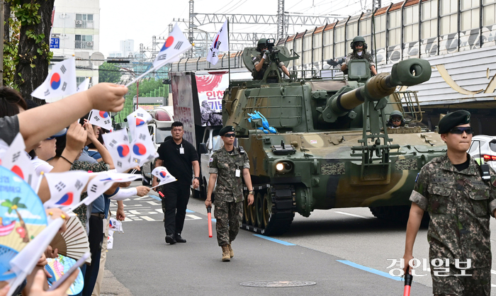 지난달 11일 오후 인천시 중구 동인천역 인근에서 육군 기갑차량들이 제74주년 인천상륙작전 기념 시가행진을 하고 있다. 2024.9.11 /김용국기자yong@kyeongin.com