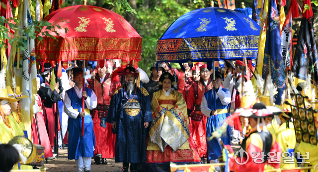 ‘2024 오대산문화축전’이 11일 평창군 오대산 월정사일원에서 ‘연결된 온 세상을 위한 기원-우리 지구를 위한 기도(Prayer for our Earth)’를 주제로 개최됐다. 개막식에 앞서 오대산사고본 조선왕조실록·의궤 환지본처 1주년을 기념하는 ‘세조 어가행렬’ 시연이 진행되고 있다.