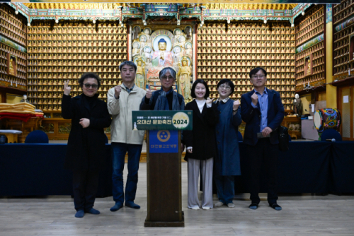 12일 경내 대법륜전에서 열린 ‘오대산지구시민작가포럼 창립대회’에 참여한 작가들.