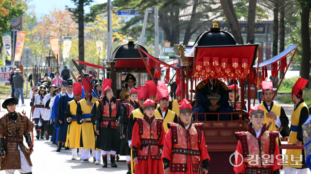 ‘2024 오대산문화축전’이 11일 평창군 오대산 월정사일원에서 ‘연결된 온 세상을 위한 기원-우리 지구를 위한 기도(Prayer for our Earth)’를 주제로 개최됐다. 개막식에 앞서 오대산사고본 조선왕조실록·의궤 환지본처 1주년을 기념하는 ‘세조 어가행렬’ 시연이 진행되고 있다.