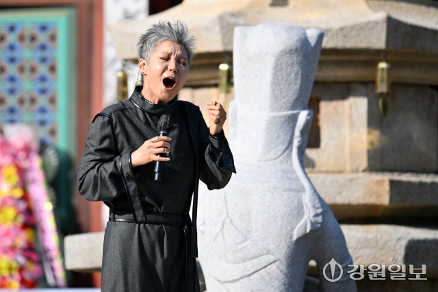 ‘2024 오대산문화축전’이 11일 평창군 오대산 월정사일원에서 ‘연결된 온 세상을 위한 기원-우리 지구를 위한 기도(Prayer for our Earth)’를 주제로 개최됐다. 축전에 초청된 가수 이은미가 공연을 펼치고 있다.