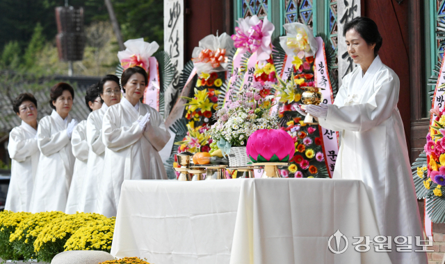 ‘2024 오대산문화축전’이 11일 평창군 오대산 월정사일원에서 ‘연결된 온 세상을 위한 기원-우리 지구를 위한 기도(Prayer for our Earth)’를 주제로 개최됐다. 이날 행사에 앞서 원현순 김진태 도지사 부인, 이현숙 유상범 국회의원 부인, 한미숙 신경호 교육감 부인, 강미원 심규언 동해시장 부인, 이동수 최명서 영월군수 부인, 김옥희 심재국 평창군수 부인 등이 부처님께 꽃과 향과 등을 올리는 육법공양을 행하고 있다.