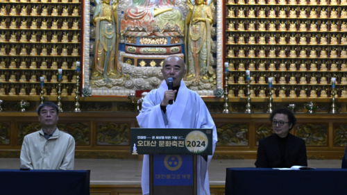 퇴우 정념 월정사 주지스님이 12일 경내 대법륜전에서 열린 ‘오대산지구시민작가포럼 창립대회’에서 인사말을 하고 있다.