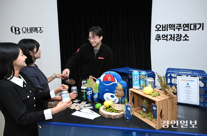 오비맥주가 오는 11월3일까지 이천시립박물관 1층 기획전시실에서 오비맥주 브랜드와 지속가능경영 활동을 소개하는 ‘오비맥주 연대기: 이천에서 시작되는 오비맥주 이야기’ 전시를 연다. 2024.10.14 /오비맥주 제공