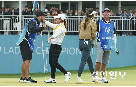 미국여자프로골프(LPGA) 투어 BMW 레이디스 챔피언십(총상금 220만 달러) 대회가 17일부터 나흘간 파주 서원밸리CC에서 열린다. 지난해 대회에서 이민지 선수가 우승을 확정한 후 캐디와 기뻐하고 있다. /서원밸리 제공