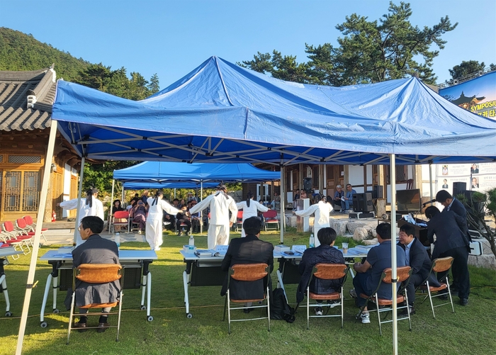 최근 전남 해남 인송문학촌 토문재에서 열린 카프카 타계 100주년 기념 ‘땅끝, 해남에서 카프카를 만나다’ 심포지엄에서 오프닝 공연이 열리고 있다. 2024.10.16 /인송문학촌 제공