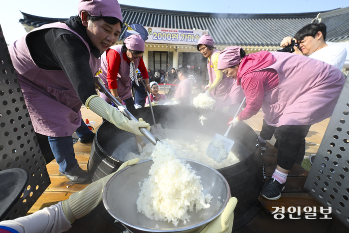 16일 오후 이천시 농업테마공원에서 열린 제23회 이천쌀문화축제에서 관계자들이 초대형 가마솥에서 갓 지은 밥을 푸고 있다. 2024.10.16 /이지훈기자 jhlee@kyeongin.com