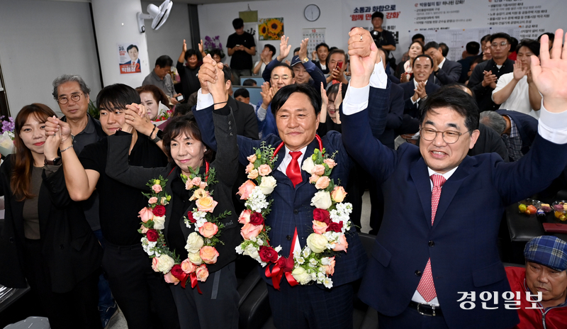 인천시 강화군수 보궐선거 개표가 시작된 16일  박용철 국민의 힘 후보자가 당선이 유력해 지자 사무실에서 배준용 국회의원과 함께 지지자들이 지켜보는 가운데 축하 세레머니를 하고 있다. 2024.10.16 /김용국기자yong@kyeomgin.com  