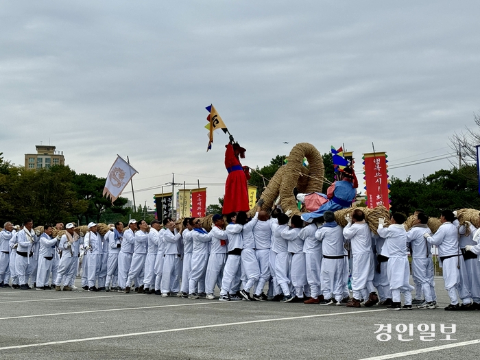 ‘2024 여주오곡나루축제’가 18일 신륵사관광단지 일원에서 개막했다. 사진은 축제의 시작을 알리는 ‘여주 흔암리 쌍용거 줄다리기’ 시연. 2024.10.18 여주/양동민기자 coa007@kyeongin.com