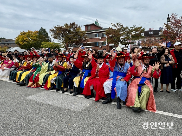 ‘2024 여주오곡나루축제’가 18일 신륵사관광단지 일원에서 개막했다. 사진은 개막식에 참석한 이충우 여주시장, 김경희 이천시장, 전진선 양평군수 등 주요내빈들이 쌍용거 줄다리기 시연행사를 보며 박수를 보내고 있다. 2024.10.18 여주/양동민기자 coa007@kyeongin.com