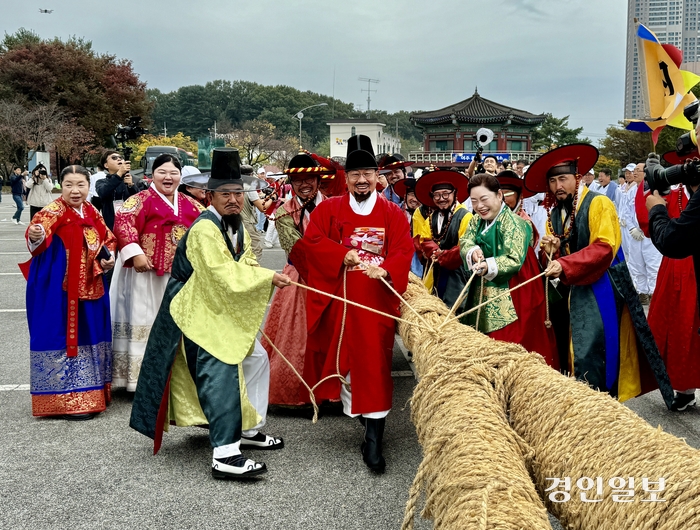 ‘2024 여주오곡나루축제’가 18일 신륵사관광단지 일원에서 개막했다. 사진은 ‘여주 흔암리 쌍용거 줄다리기’ 시연 행사에 직접 참여한 주요내빈들. 2024.10.18 여주/양동민기자 coa007@kyeongin.com