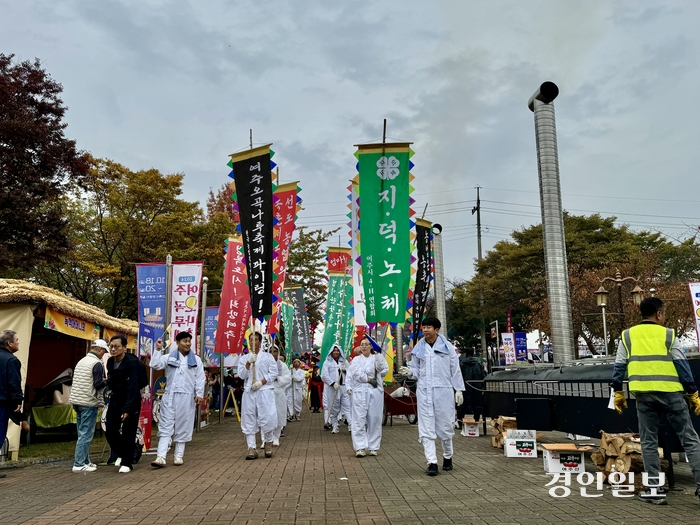 ‘2024 여주오곡나루축제’가 18일 신륵사관광단지 일원에서 개막했다. 사진은 조선시대  임금님께 진상미를 올리는 이야기를 퍼포먼스로 구현한 진상 퍼레이드. 2024.10.18 여주/양동민기자 coa007@kyeongin.com