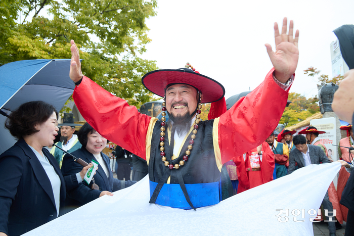 ‘2024 여주오곡나루축제’가 18일 신륵사관광단지 일원에서 개막했다. 사진은 진상 퍼레이드에 참여한 이충우 여주시장이 풍년기원 퍼포먼스를 펼치고 있다. 2024.10.18 / 여주시 제공