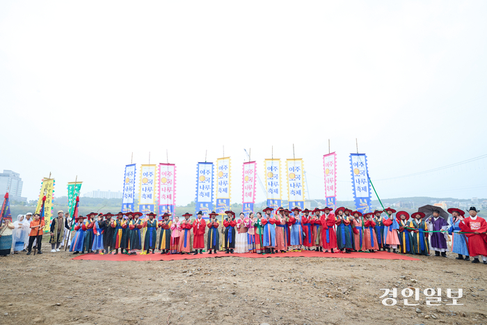 ‘2024 여주오곡나루축제’가 18일 신륵사관광단지 일원에서 개막했다. 축제의 시작을 알리는 진상퍼레이드가 남한강 나루터 도달하며 개막식은 마루리됏다. 2024.10.18 여주/양동민기자 coa007@kyeongin.com