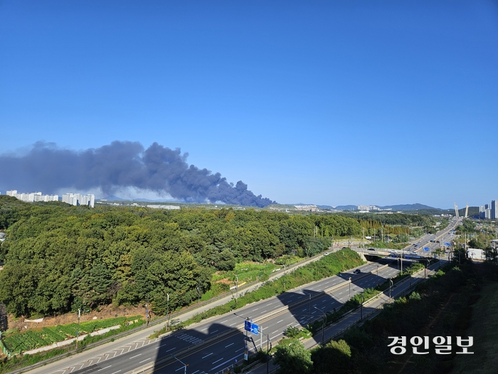 20일 오전 8시44분께 인천 서구 왕길동 한 공장에서 난 불로 발생한 검은 연기. 2024.10.20 /변민철기자 bmc0502@kyeongin.com