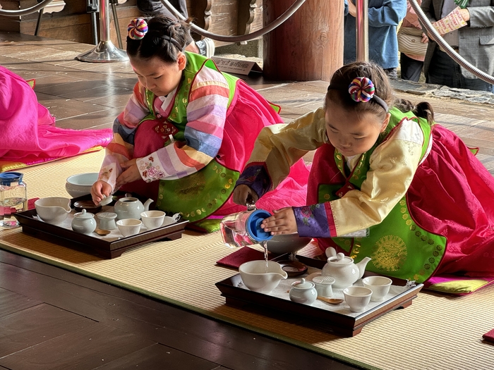 19일 인천 미추홀구 인천무형유산전수교육관에서 개최된 ‘제25회 전국 인설차 문화전-차예절 경연대회’. 2024.10.19 /규방다례보존회 제공