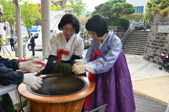 19일 인천 미추홀구 인천무형유산전수교육관에서 개최된 ‘제25회 전국 인설차 문화전-차예절 경연대회’ 체험 공간에서 최미리 가천대 부총장(왼쪽)과 최소연 규방다례보존회 이사장(오른쪽)이 차 잎을 덖어보고 있다.  2024.10.19 /규방다례보존회 제공