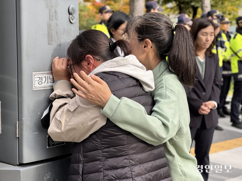 21일 수원지법 앞에서 아리셀 참사 유족들이 기자회견을 마친 후 탄식하고 있다. 2024.10.21 /한규준기자 kkyu@kyeongin.com