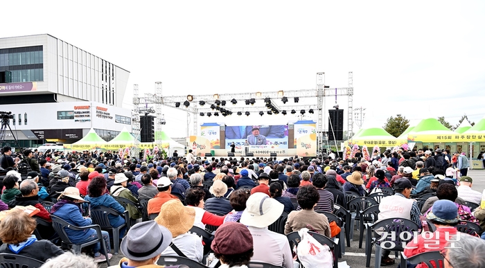 지난 19~20일 임진각에서 개최된 제19회 파주개성인삼축제가 인삼과 농특산물·전문음식점 등에서 11억8천만원의 판매 성과를 올리며 성황리 마무리 했다. 2024.10.21 /파주시 제공