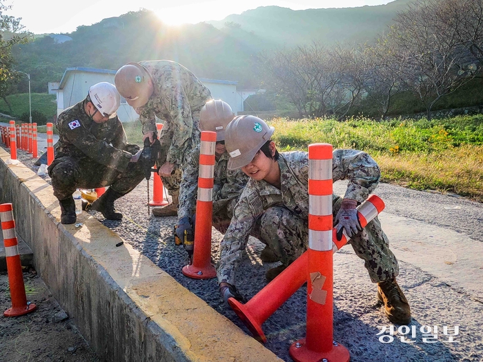 한미 공병 장병들이 어청도 해군기지 내 인도적 지원·재난대응 훈련 일환으로 기지 진입로에 안전 차단봉을 설치하고 있다. /해군 5기뢰·상륙전단 제공