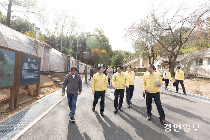 김동연 경기도지사가 23일 파주 대남 확성기 소음피해 현장을 방문해 방음시설·건강검진 차량·주민 쉼터 마련 등을 지시했다. /경기도 제공