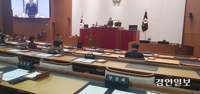 성남시의회 임시회가 ‘학교폭력’과 관련한 5분발언 문제로 더불어민주당 의원들이 전원 불참한 가운데 반쪽 회의를 하고 있다. 2024.10.23 성남/김순기기자 ksg2011@kyeongin.com