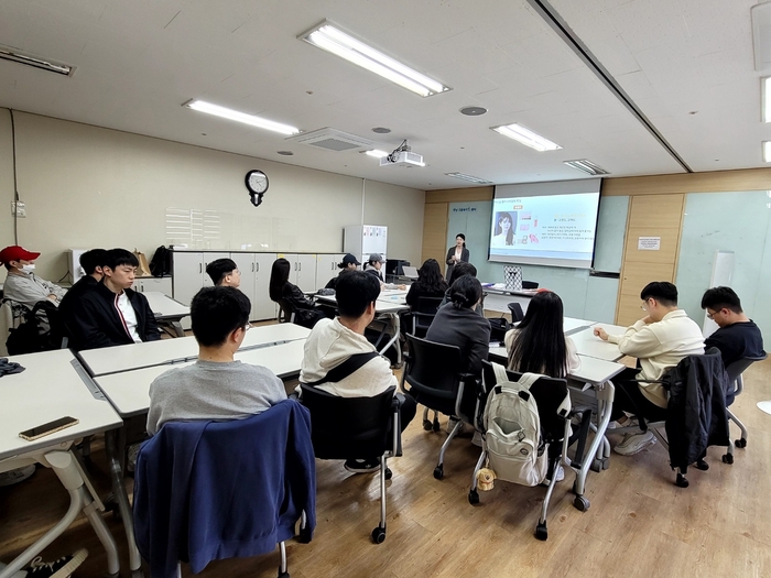 한세대학교 대학일자리플러스센터가 청년 고용 서비스 프로그램의 일환으로 ‘완벽한 첫 인상을 위한 이미지 메이킹’을 주제로 강좌를 진행하고 있다./한세대학교 제공