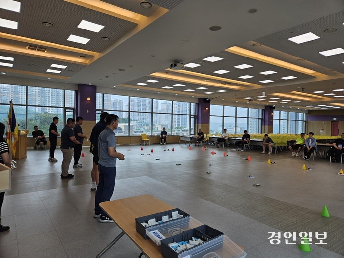 경기도일자리재단의 ‘경기북부 국방전직 직업교육’에 참가한 전역 예정, 전역 희망자들이드론 교육을 받고 있다./경기도일자리재단 제공