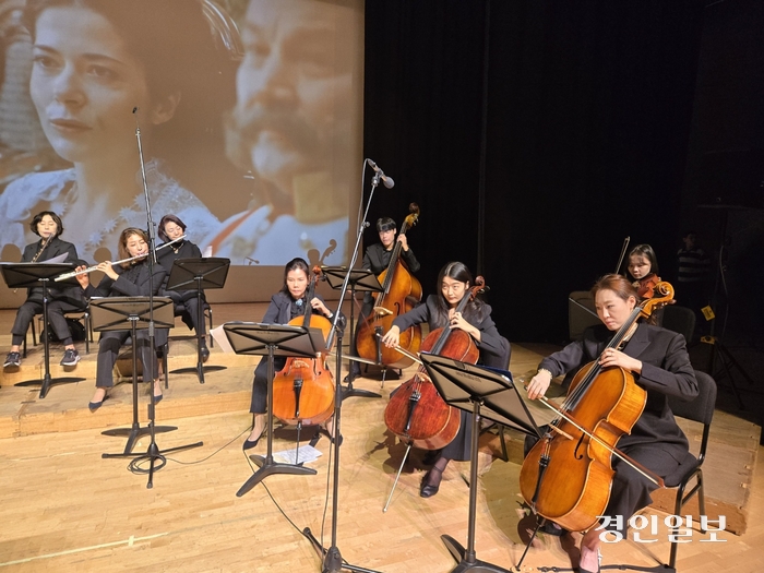 지난 25일 ‘예폼 앙상블’ 단원들이 복사골 문화센터 아트홀에서 열린 ‘제21회 정기연주회-장애인과 함께하는 음악회 동행’에서 아름다운 연주를 펼쳐 보이고 있다. 2024.10.25 /예폼 앙상블 제공