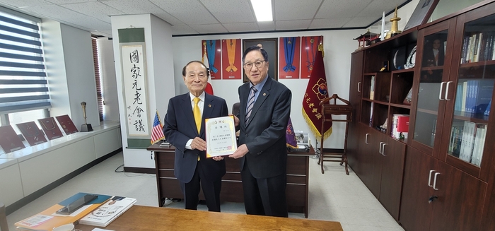 29일 권오형 삼덕회계법인 회장(사진 오른쪽)이 국가원로회의 부의장에 선임돼 오명 상임의장(전 부총리 겸 과학기술부 장관)으로부터 위촉장을 받고 있다. /국가원로회의 제공