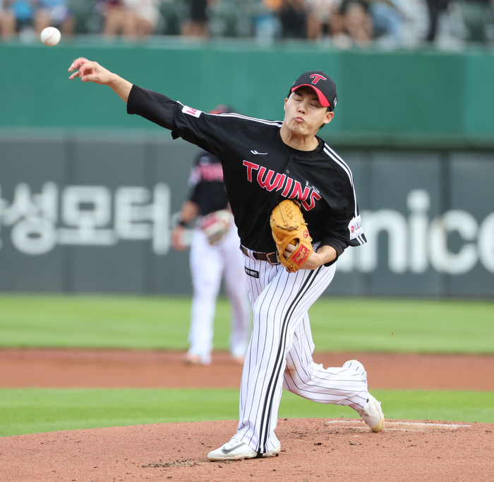 2024 KBO 포스트시즌 준플레이오프(준PO) 2차전 선발 투수로 나서는 LG 트윈스의 임찬규. /연합뉴스