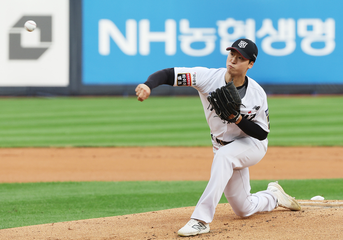 2024 KBO 포스트시즌 준플레이오프(준PO) 2차전 선발 투수로 나서는 kt wiz의 엄상백. /연합뉴스