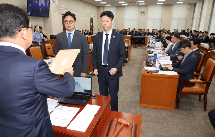 7일 오전 열린 국회 행정안전위원회의 행정안전부, 인사혁신처 등의 국정감사에서 더불어민주당 소속 신정훈 위원장이 대통령 관저 불법증축 및 구조공사와 관련한 증인인 김태영·이승만 21그램 대표를 출석시키기 위한 동행명령장을 발부하고 있다. 2024.10.7 / 연합뉴스