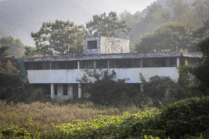 ‘동두천 옛 성병관리소 철거저지를 위한 공동대책위원회’가 시의 철거 정책에 반대하며 천막 농성을 이어 가는 가운데, 지난 7일 옛 성병관리소의 철거를 반대하는 내용의 국민청원이 심사 요건인 5만명 이상의 동의를 받아 국회 여성가족위원회에 회부됐다. 2024.10.8 / 연합뉴스