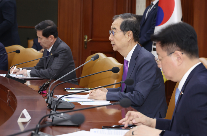 한덕수 국무총리가 10일 서울 종로구 정부서울청사에서 열린 국정현안관계장관회의를 주재하고 있다. 2024.10.10 / 연합뉴스