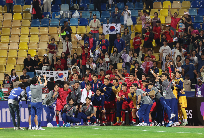 10일(현지시간) 요르단 암만국제경기장에서 열린 2026 피파 북중미월드컵 아시아 3차 예선 3차전 한국과 요르단의 경기에서 2대0 승리를 거둔 대표팀 선수들이 교민들과 기념촬영을 하고 있다. 2024.10.11 /연합뉴스