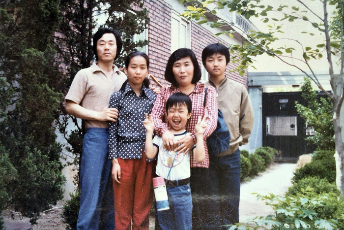 한강의 아버지인 소설가 한승원이 11일 자신의 집필실인 전남 장흥군 안양면 ‘해산 토굴’ 정자에서 기자들과 만나 소회를 밝히고 한강(왼쪽 두 번째)의 성장기 시절이 담긴 가족사진을 공개했다. /연합뉴스