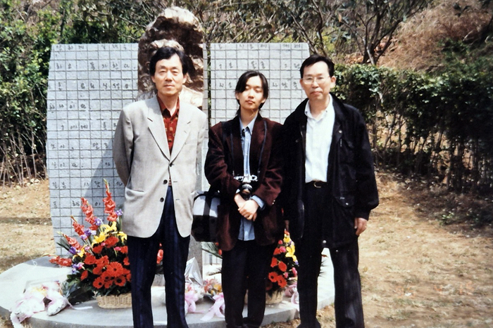 소설가 한강이 한국 작가 최초로 노벨문학상 수상의 영예를 안았다. 사진은 1995년 4월 15일 전남 목포문학관 뜰의 김현 기념비를 찾은 한승원(왼쪽)과 한강(가운데) 부녀의 모습. /연합뉴스