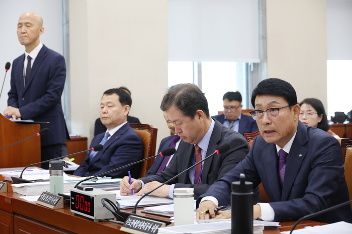 17일 국회에서 열린 환경노동위원회의 환경부 산하기관에 대한 국정감사에서 송병억 수도권매립지관리공사 사장이 의원 질의에 답하고 있다. 2024.10.17 /연합뉴스