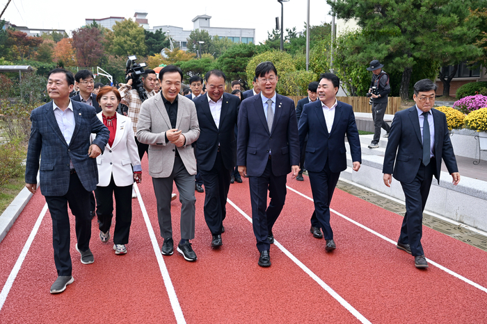 안산 송호고등학교의 기존 모래 운동장이 배구장, 풋살장, 농구장, 트랙 등을 갖춘 대목적 체육시설로 탈바꿈했다. 2024.11.1/안산시 제공