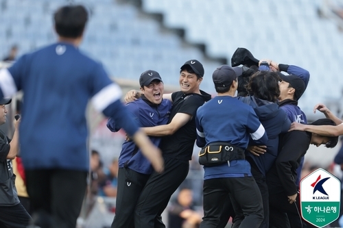 FC안양 유병훈 감독이 프로축구 K리그2 우승을 확정한 뒤 기뻐하고 있다. /한국프로축구연맹 제공