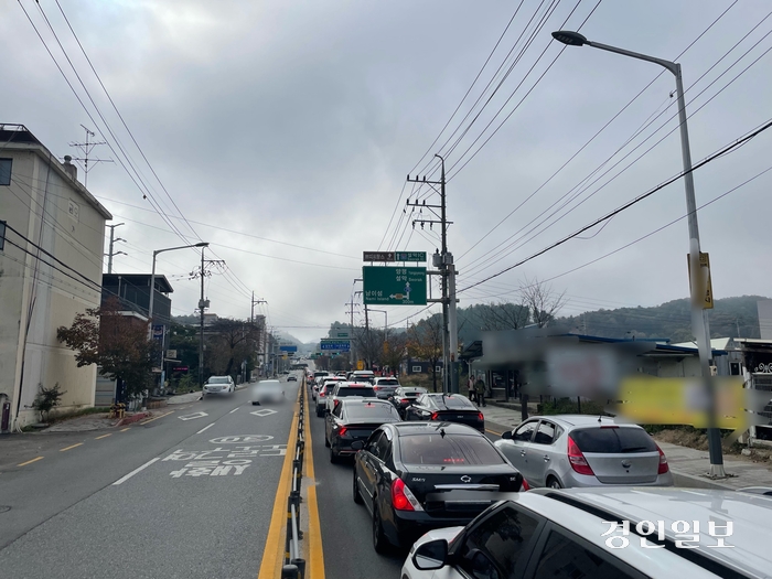 3일 가평군 가평읍내와 남이섬 선착장을 연결하는 주 도로인 지방도 391호선이 남이섬 방문객 차량으로 인해 교통 정체를 빚고 있다. 2024.11.3 가평/김민수기자kms@kyeongin.com